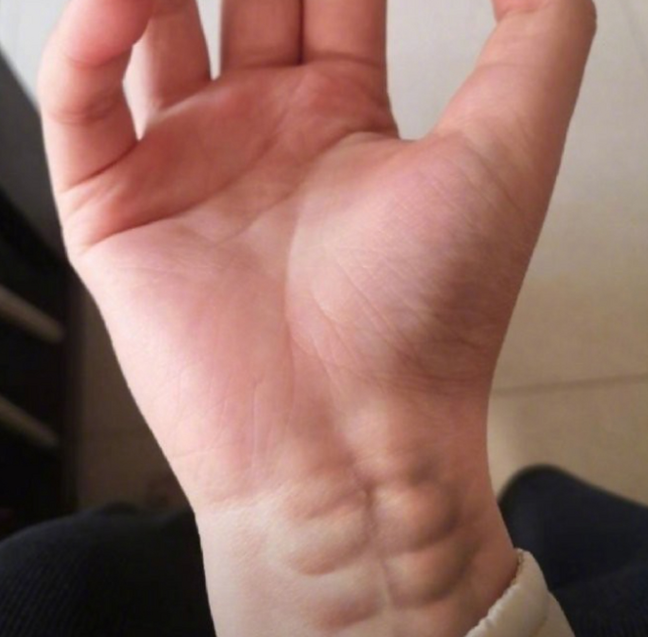 这手都有腹肌了