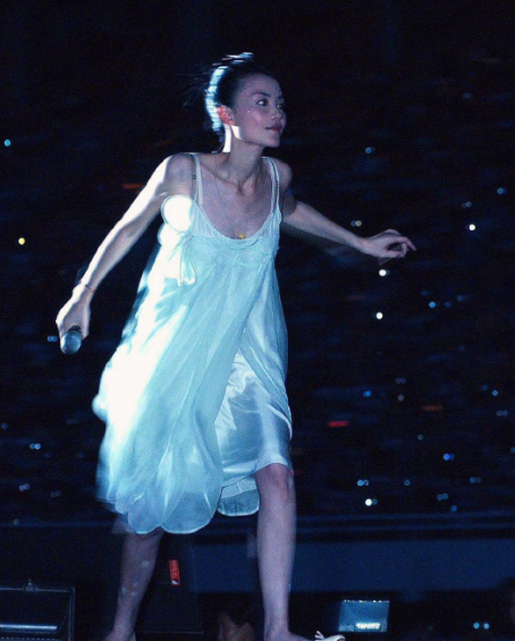 王菲舞台旧照!倒不是多性感,但看着很舒服!
