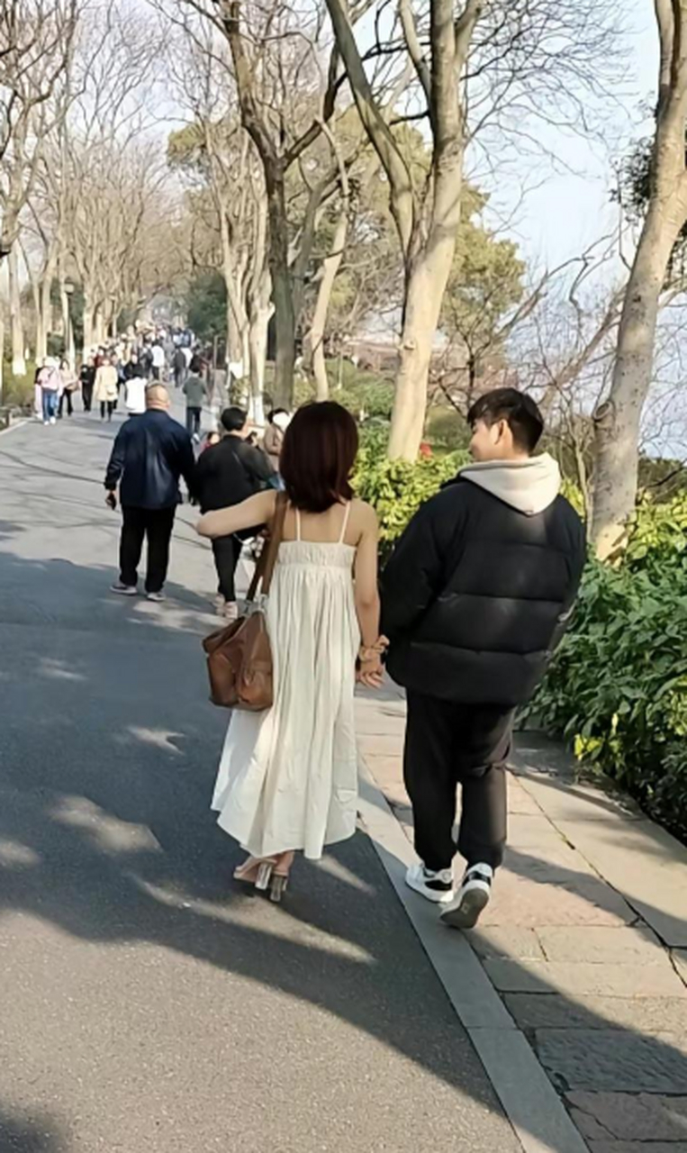 都说二八月乱穿衣,这应该是鲜明的对比吧