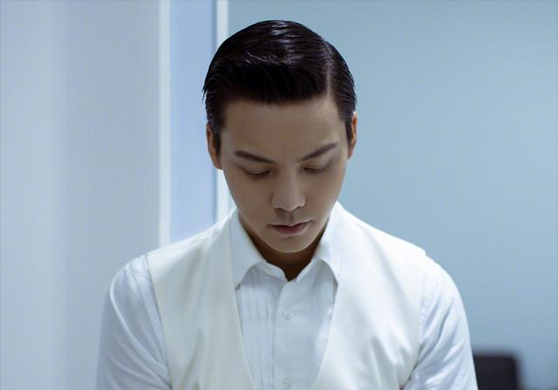 陈伟霆的这款二八斜背,继承了港风发型的特点,又融入了复古油头的造型