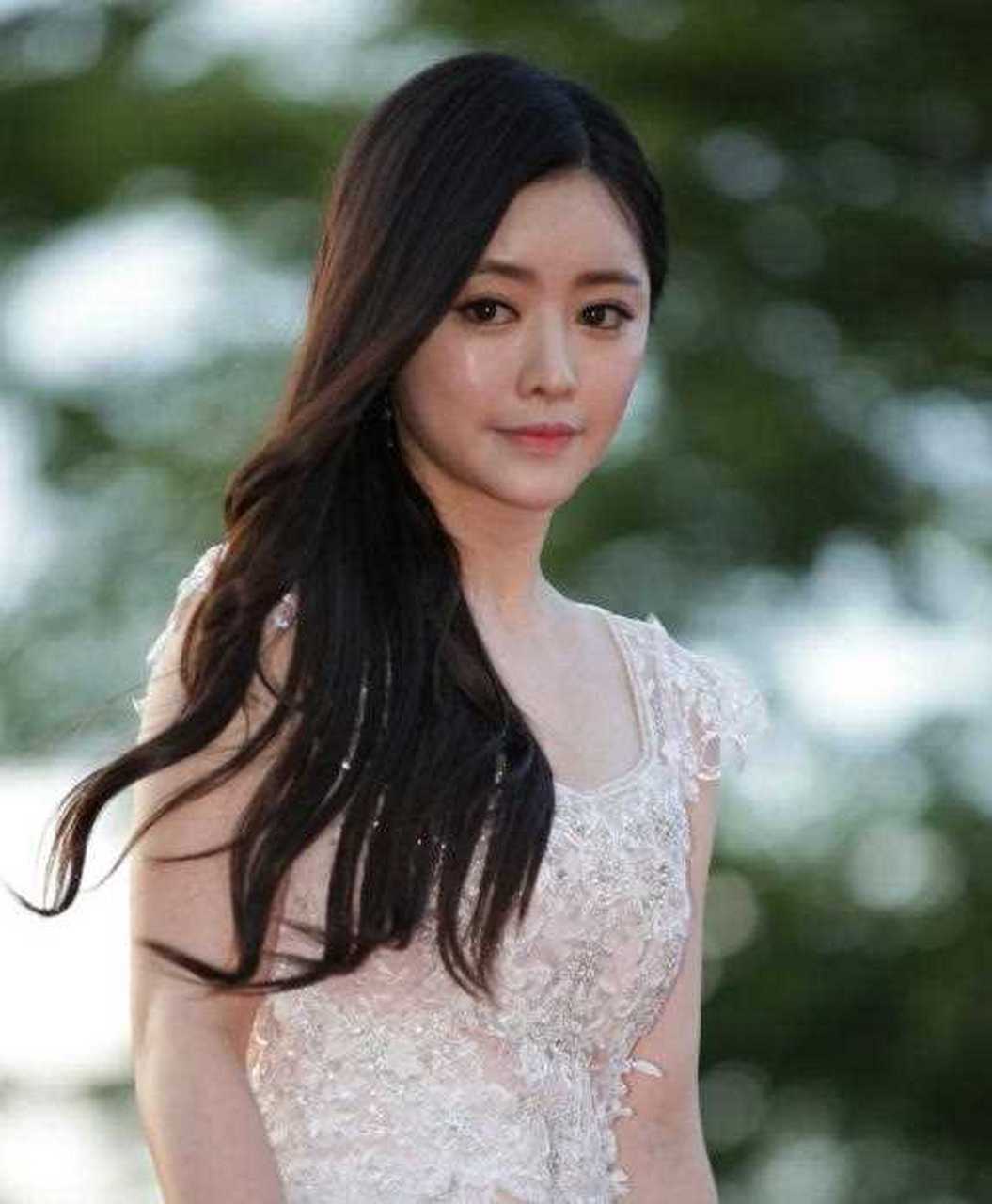 内地的范冰冰因为税务问题长期复出未果,"韩国范冰冰"洪秀儿倒是