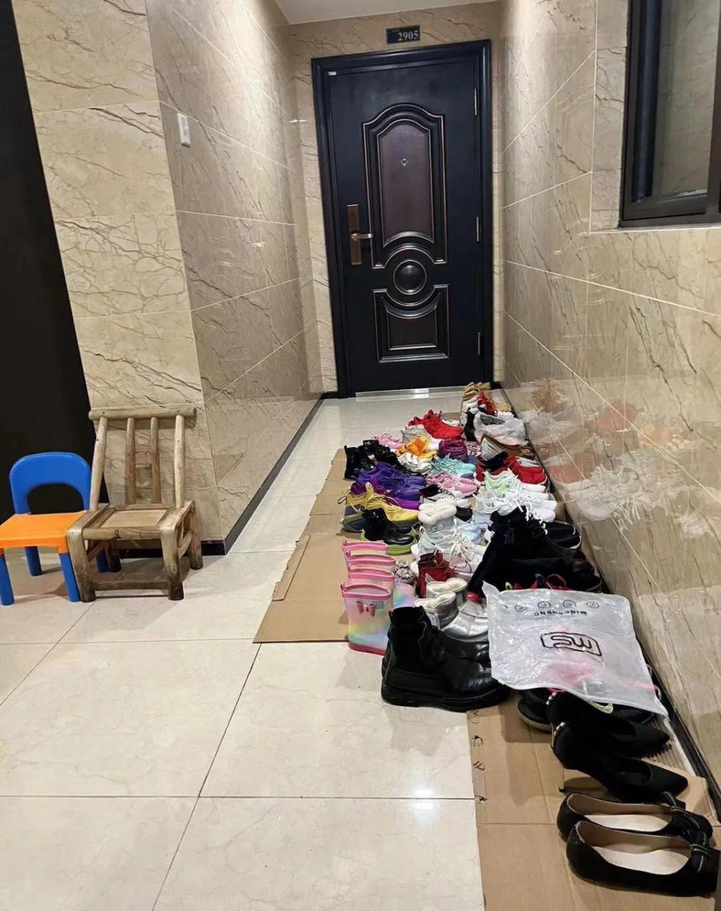 [吃鲸]邻居在公摊区域摆放了一堆鞋子? 遇到这种情况怎么办?