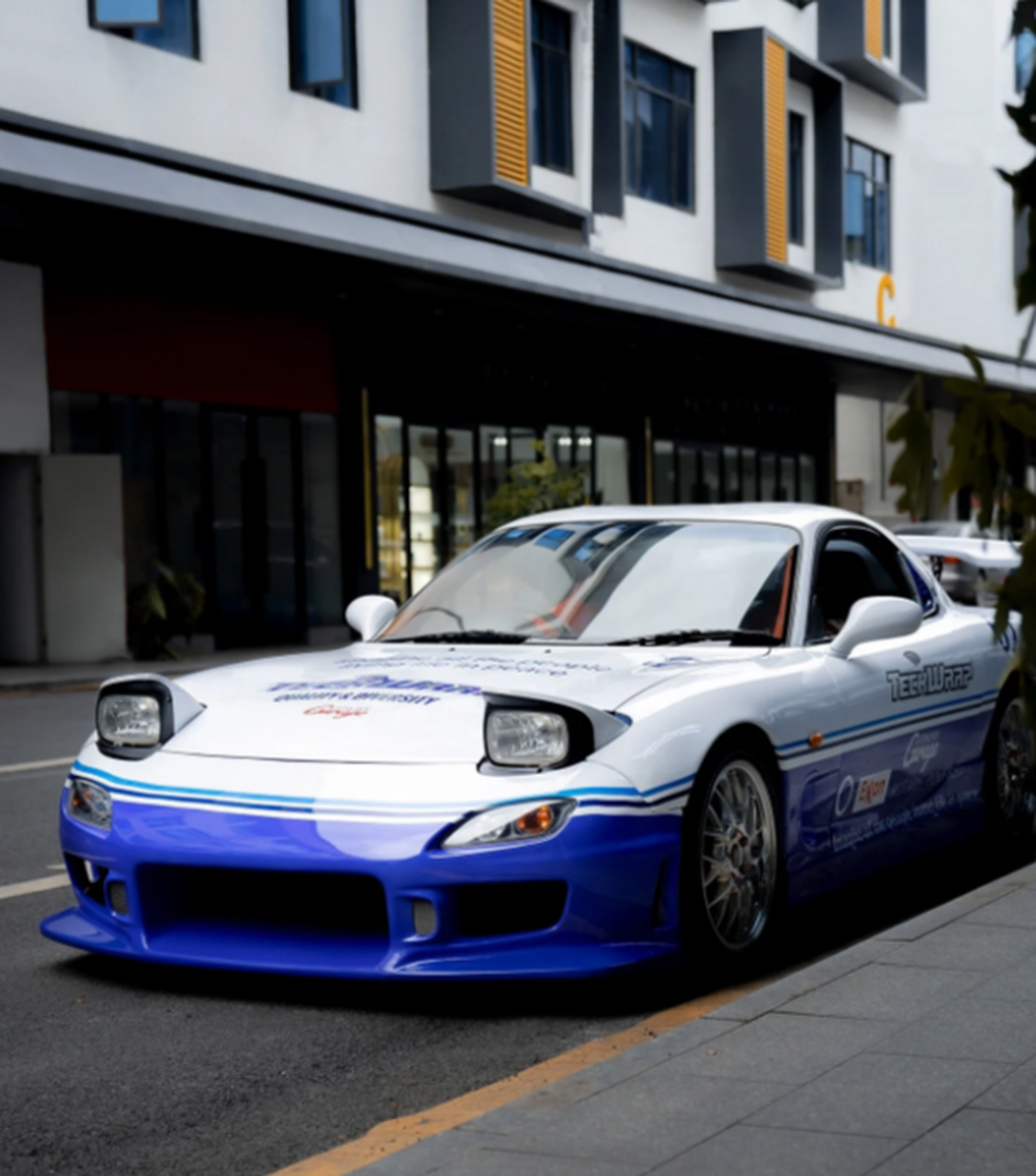 马自达rx7 fd3s:蓝天白云下的经典赛车涂装传奇 马自达rx7 fd3s是一款