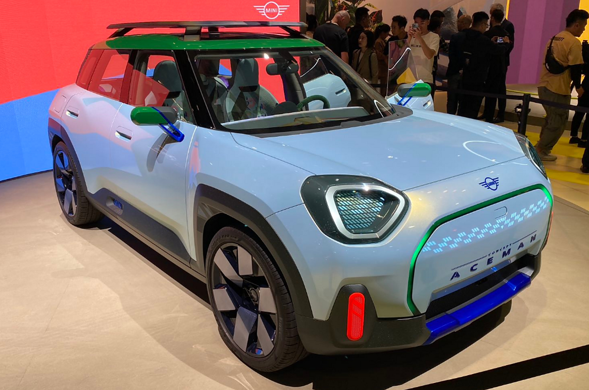 宝马mini今天上午再次道歉,同时解释说,上海车展mini展台除了免费提供