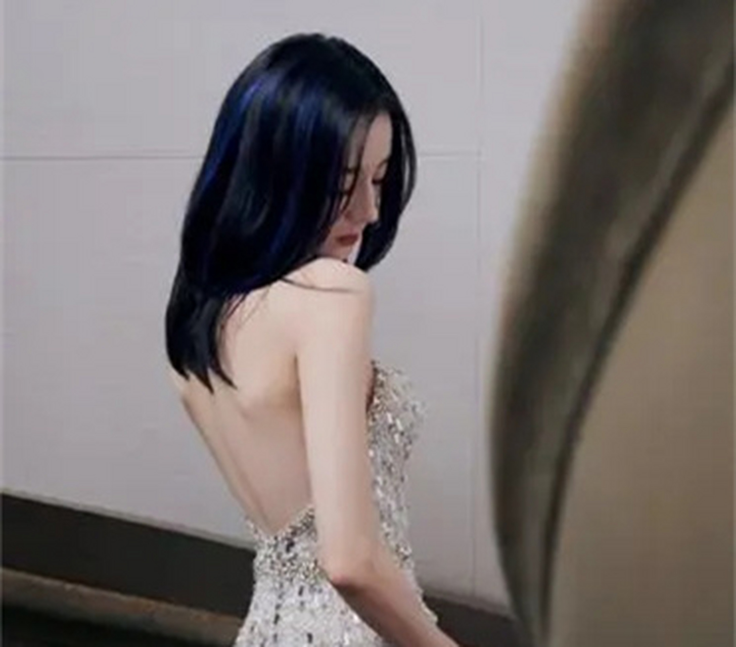 迪丽热巴不愧是2023年全球最美女演员,这个背影美呆了!