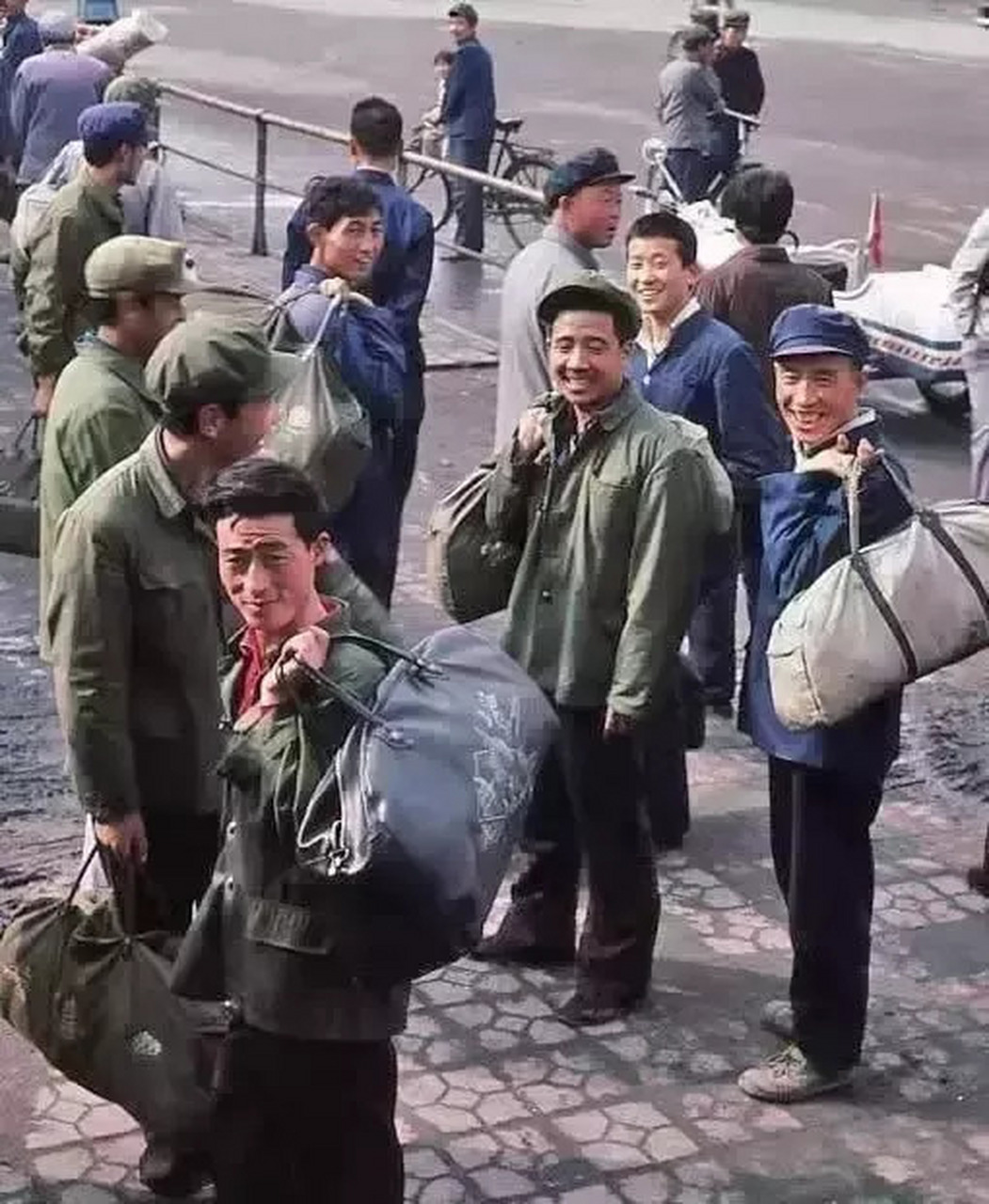 历史老照片 90年代#太原#火车站附近外出打工的农民工,年代感浓厚