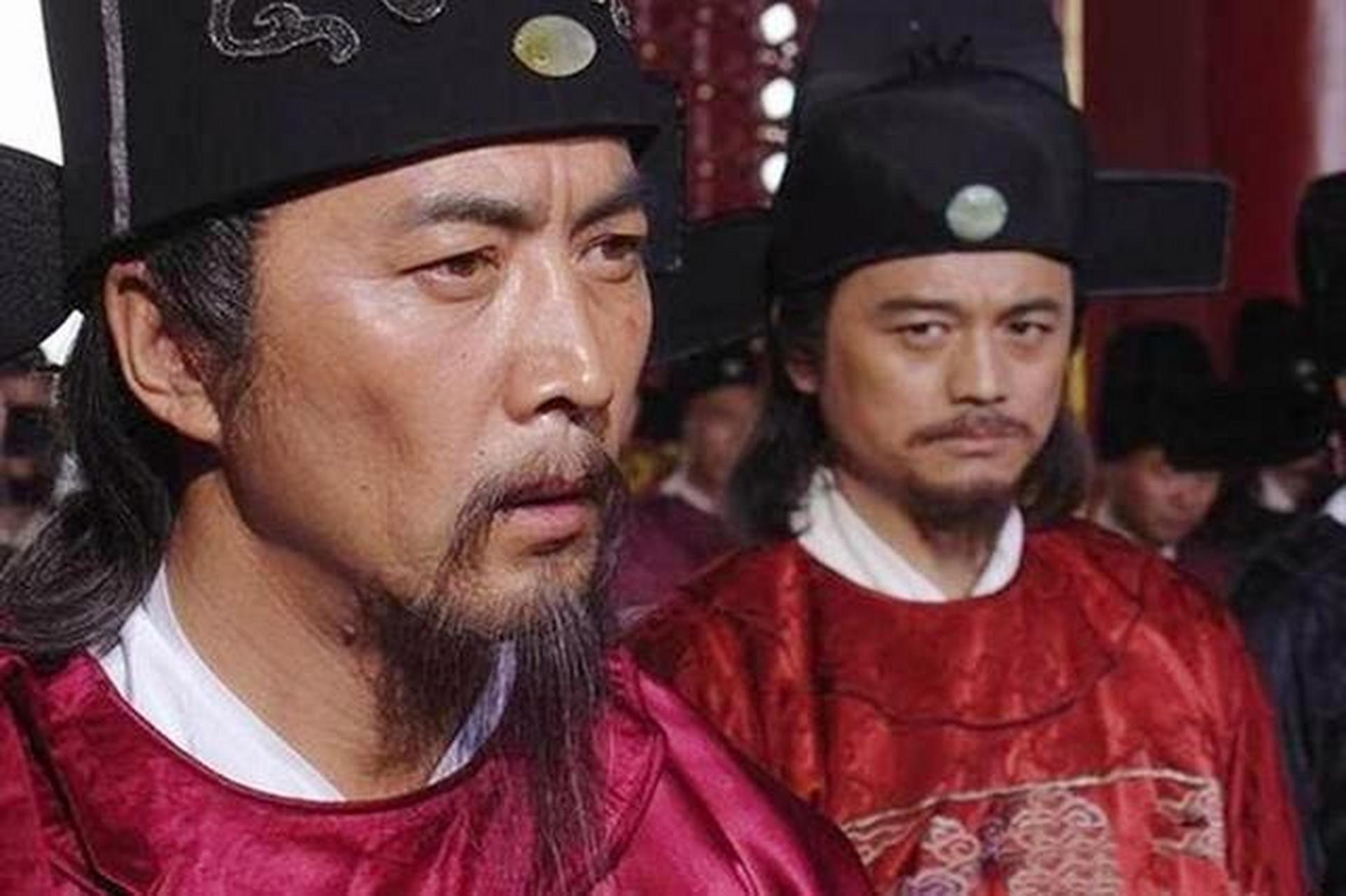 朱元璋对李善长越来越不爽,一日单独召刘伯温进宫,奸笑着说:"我想改任