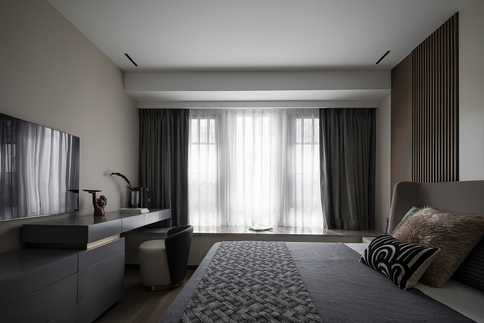 136㎡现代轻奢风设计,享受纯粹的生活空间  客厅空间的吊顶造型简洁