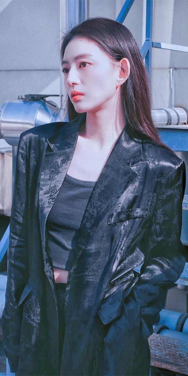 王薇,黑色穿搭酷感写真壁纸组图.