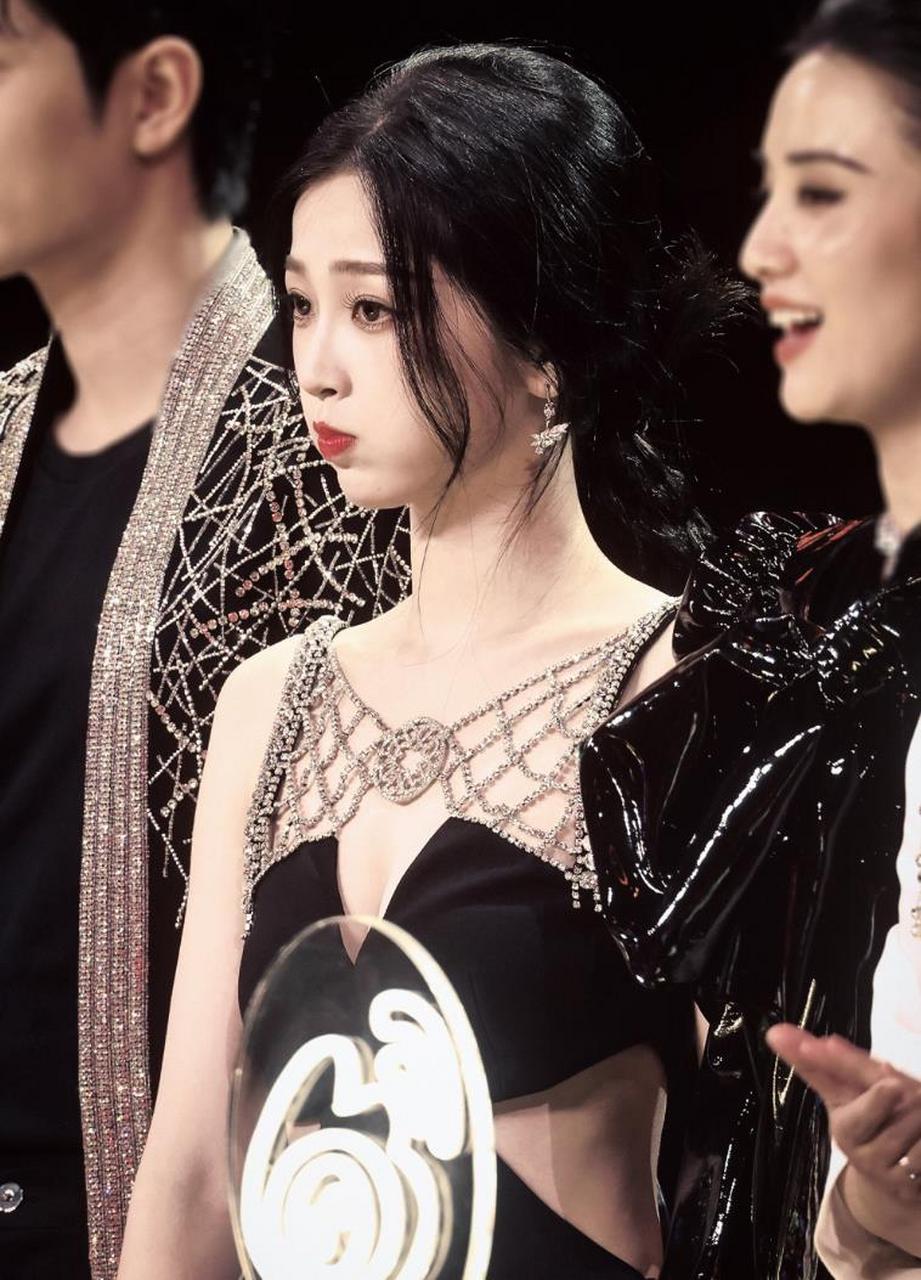 虞书欣微博之夜凭借一条黑色露背深v露腰礼服成为全场的焦点,虽然身材