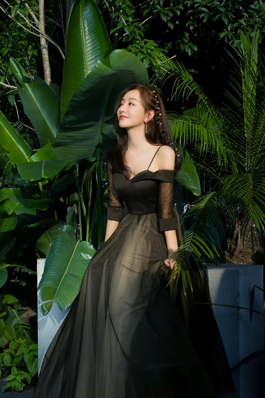 其实杨蓉的身材非常好,黑色#露肩连衣裙尽显事业线,优雅华贵,优越感