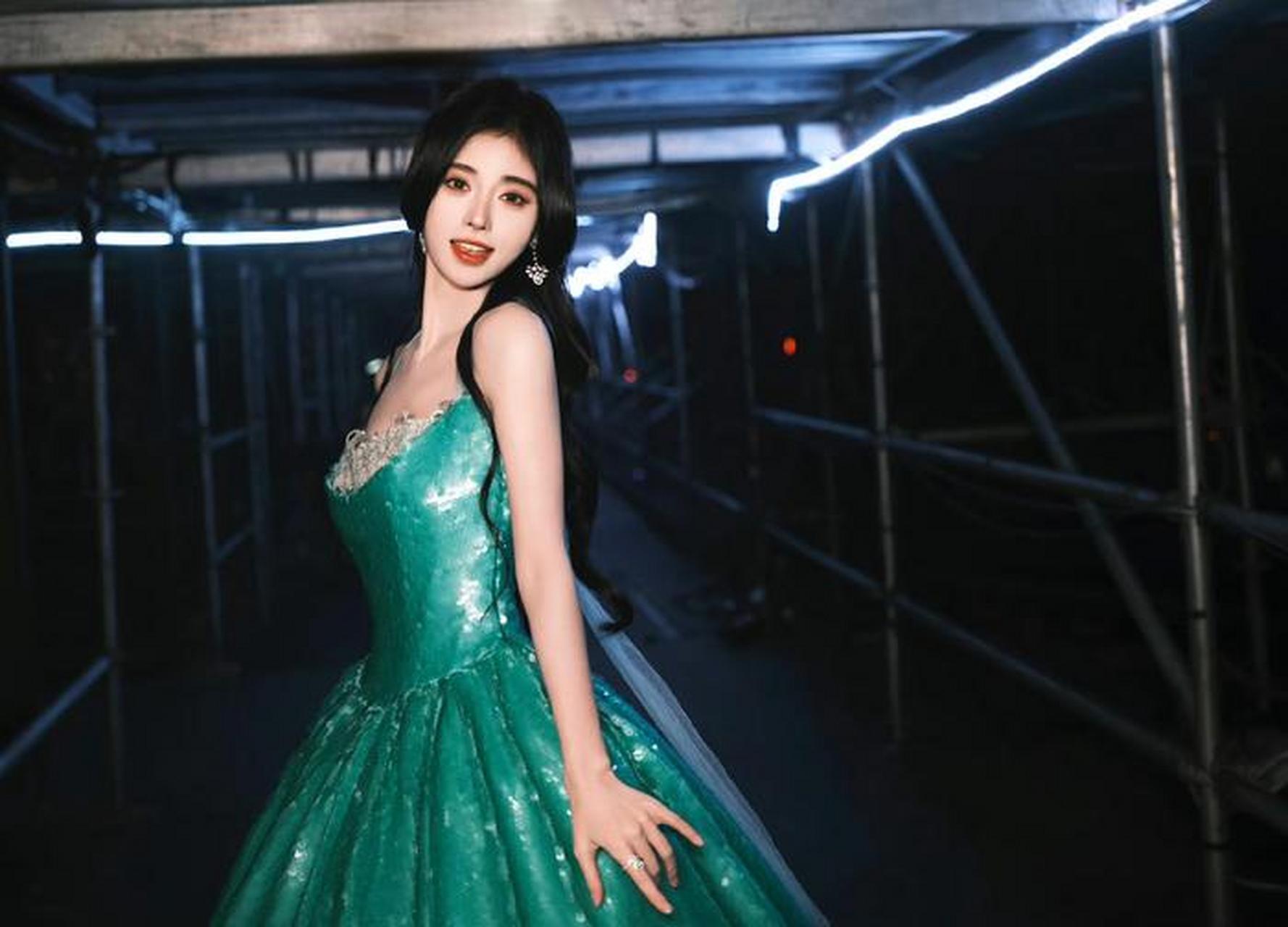 snh48十周年演唱会鞠婧祎造型,身穿muse marry 2023秋冬系列吊带长裙