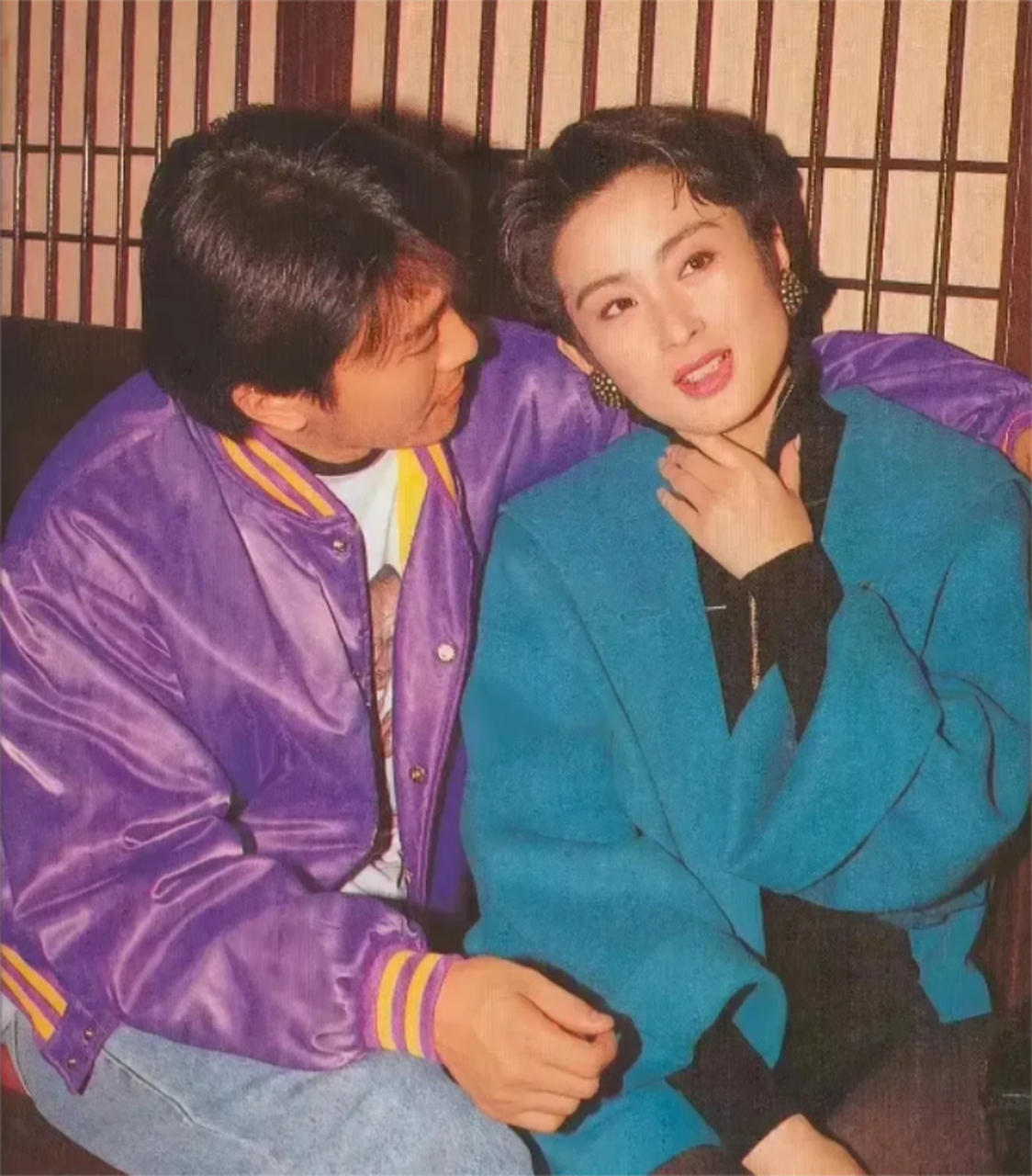 90年代,周星驰与张敏排戏间隙,留下的老照片,从照片中我们能看到