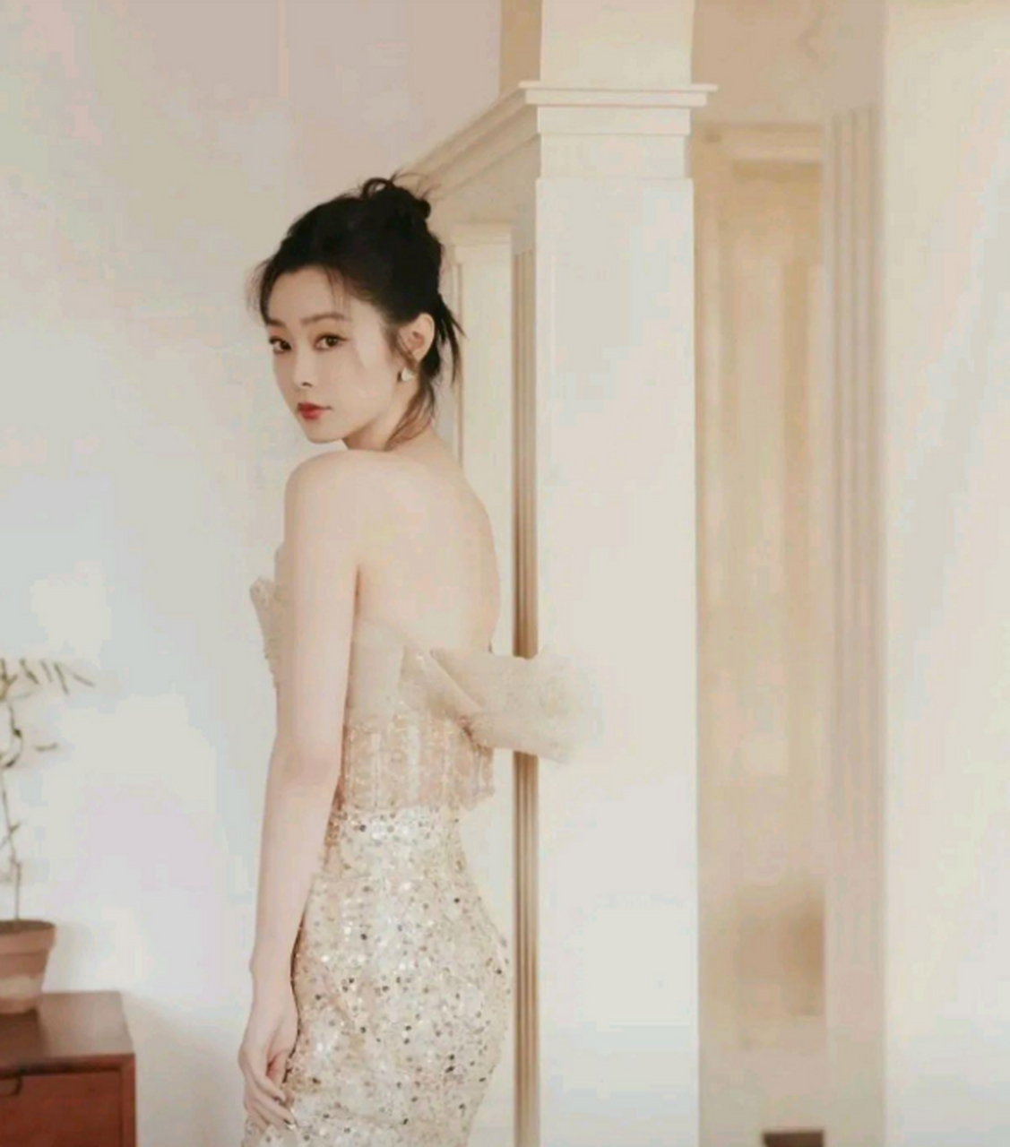 宋轶一袭抹胸长裙,气质优雅,风情万种,女人味十足