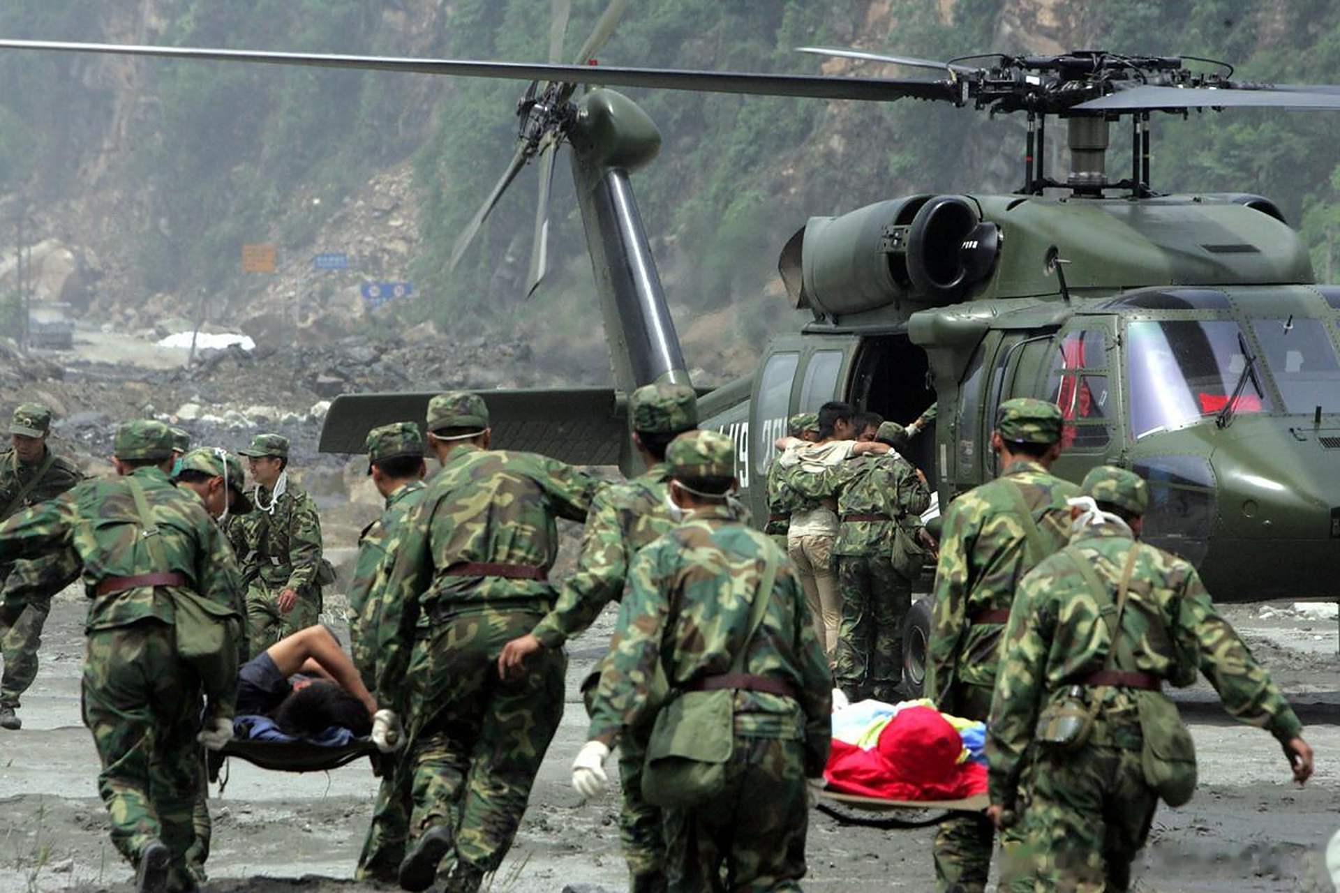 一组2008年汶川抗震救灾的画面