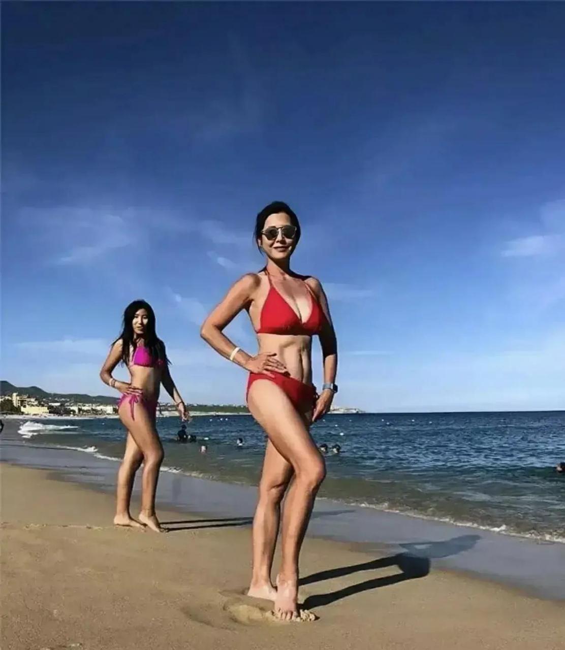 gif创作人# 年过半百的李婉华身材管理真好,一袭红色比基尼在海边