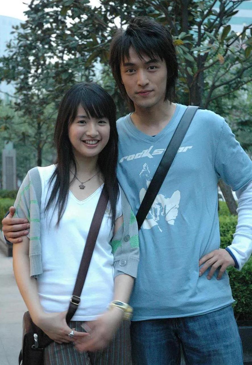 2006年,胡歌和林依晨在街上拍摄电视剧《天外飞仙》的宣传杂志时的