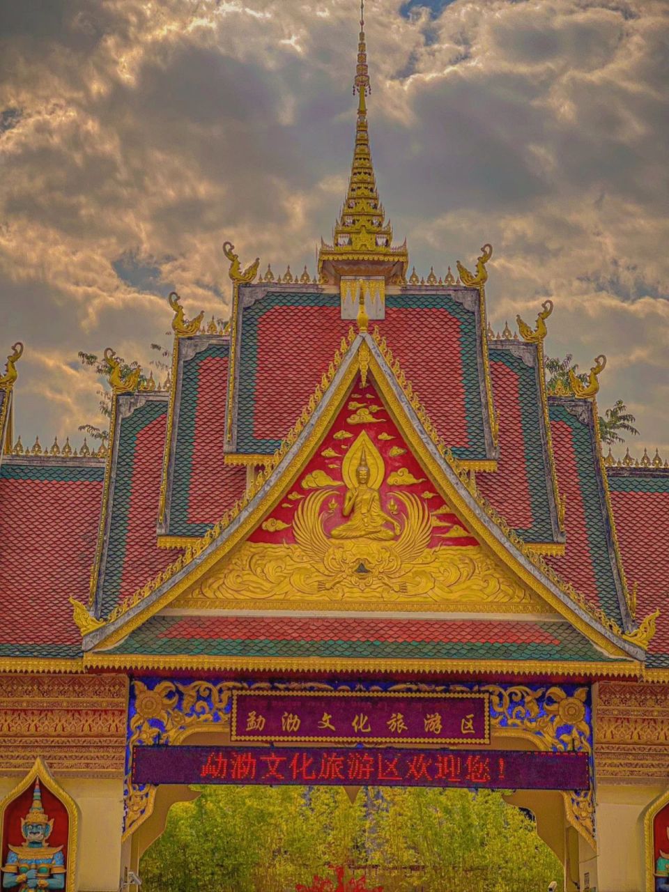 勐泐大佛寺 是在古代傣王朝的皇家寺院 "景飘佛寺"遗址的复原和重建