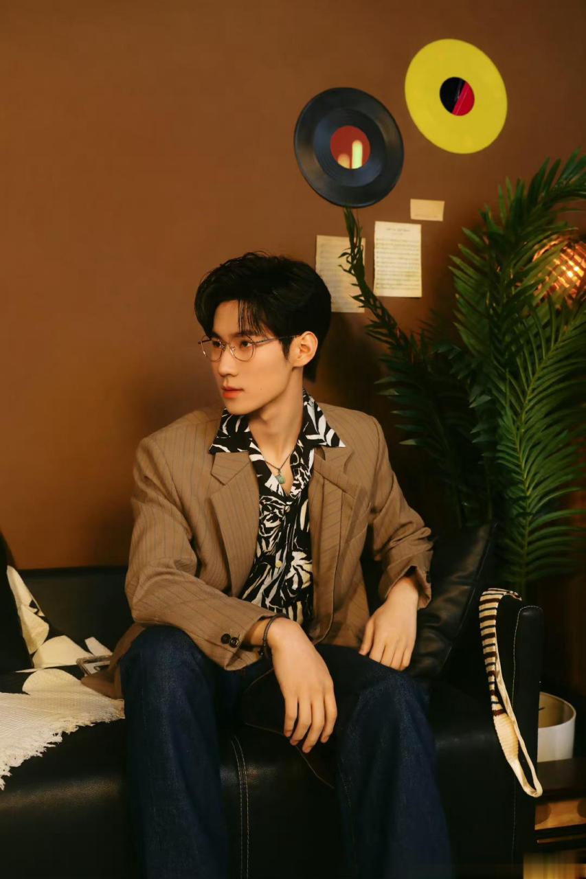 张真源咖色条纹西装随拍眼镜,咖色条纹西装,花衬衣内搭张哥真的好霸总