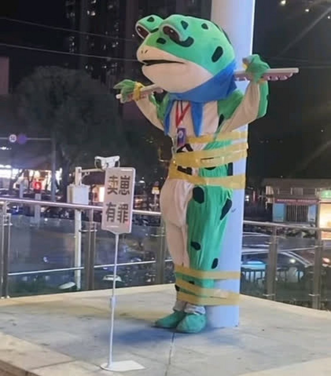 笑死了,网红青蛙越来越能出新花样了[大笑]