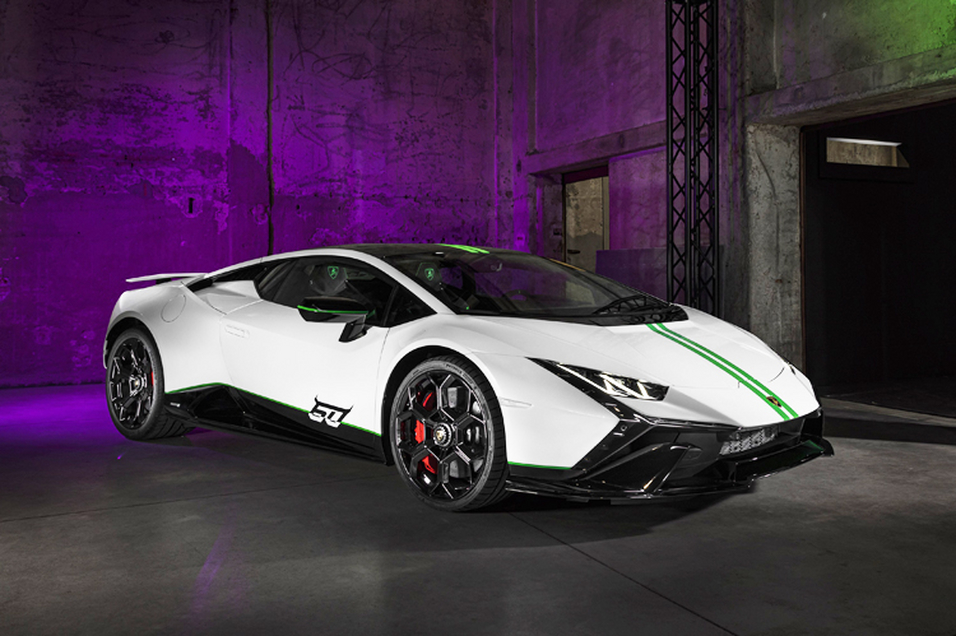 据悉,新车是为了庆祝兰博基尼成立60周年而打造的特别版车型,限量60台