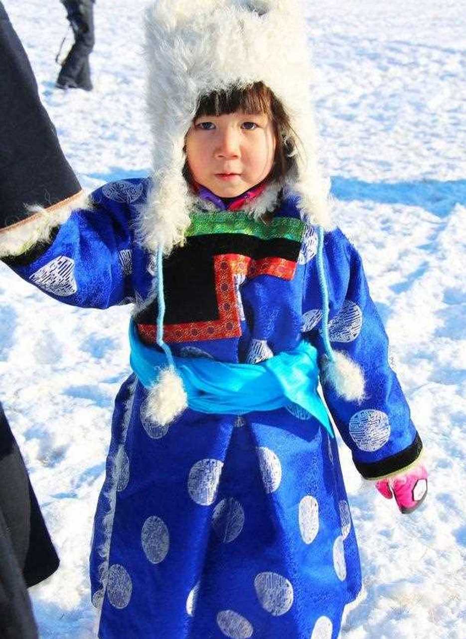 蒙古袍制作精美,讲究,而且装饰也非常搭配,真皮的暖和又漂亮!