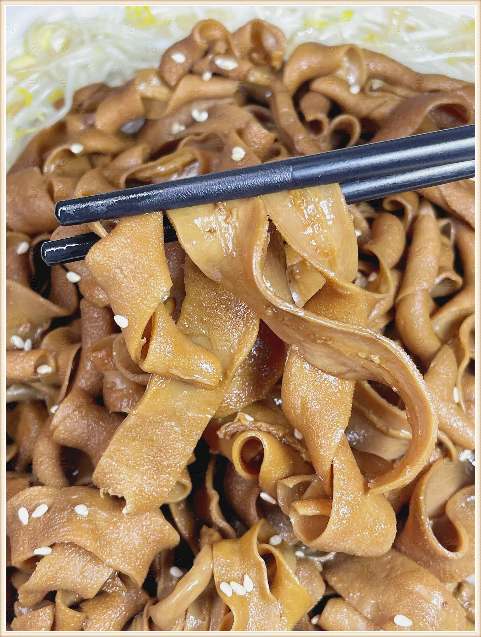 这道经典的粤菜将鹅肠与绿豆芽完美搭配豆芽吸满了浓郁的酱汁仿佛