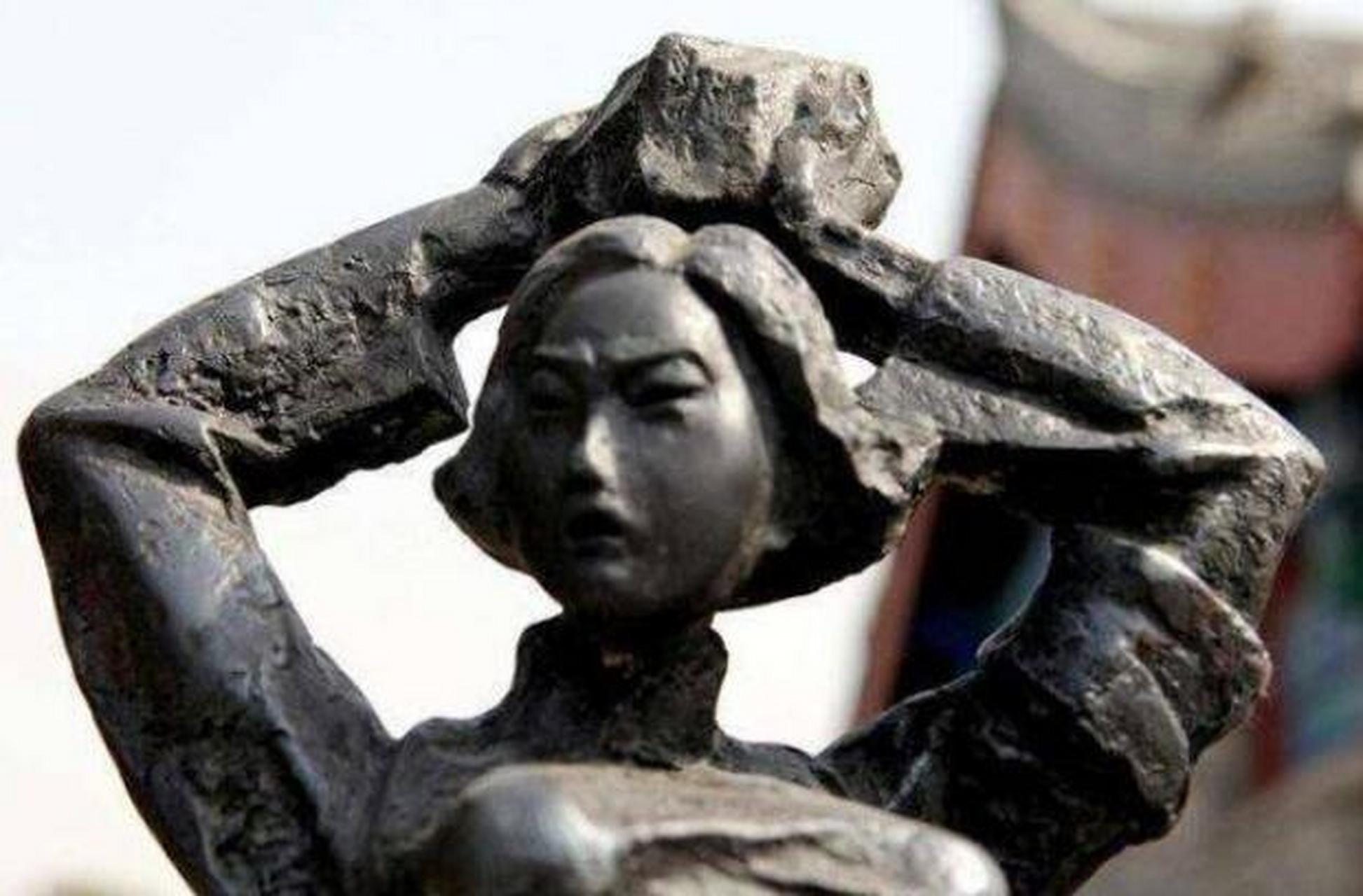 会战时,年轻漂亮的战地女护士周晓会展现出了惊人的勇气和牺牲精神