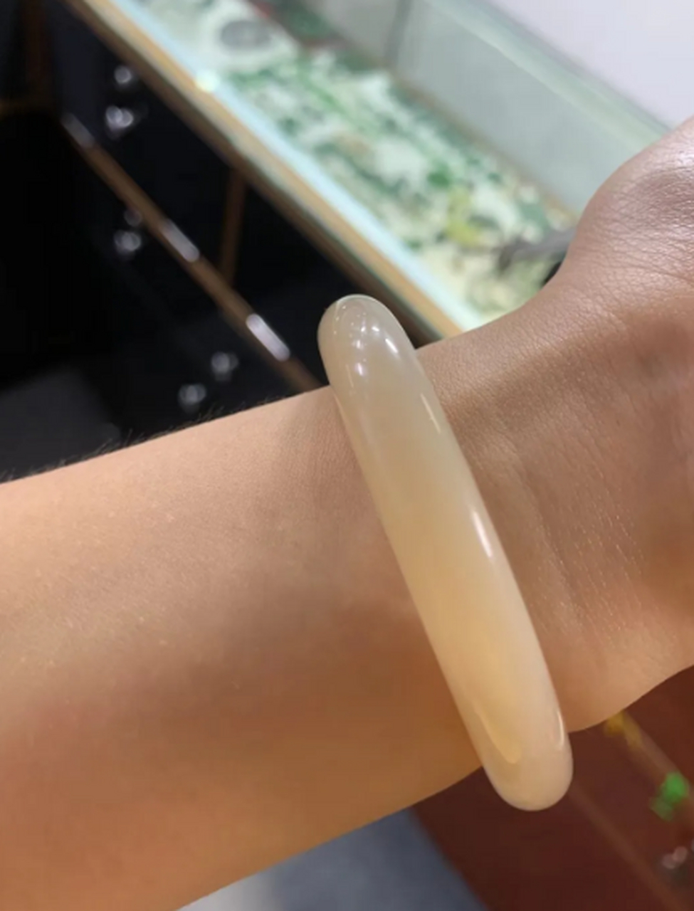 点击头像看直播##和田玉#和田玉青海老矿料浓藕粉贵妃手镯,颜色极美