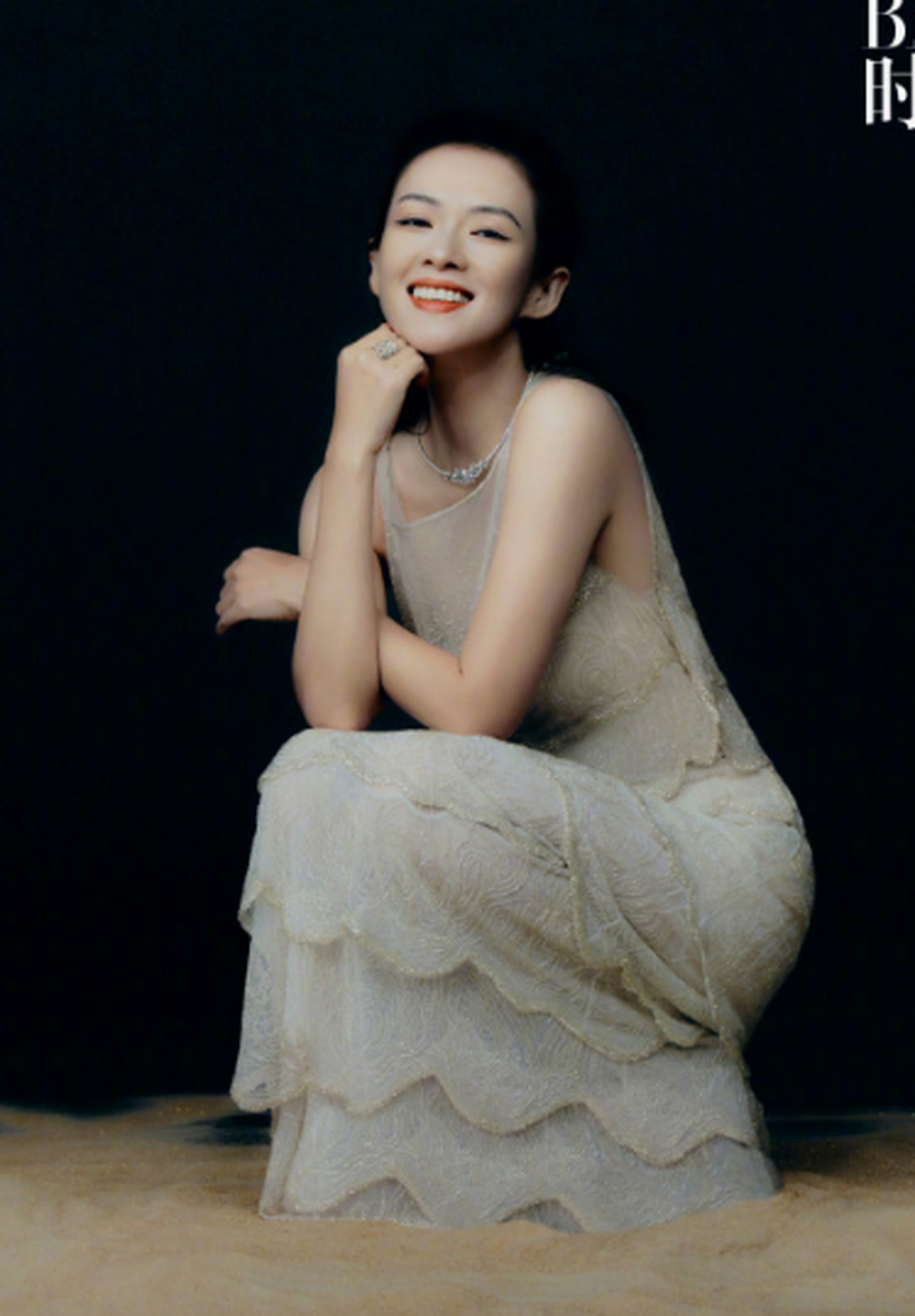 4月21日,章子怡最新近况曝光,引发网友们的热议,不过,这一次,章子怡不