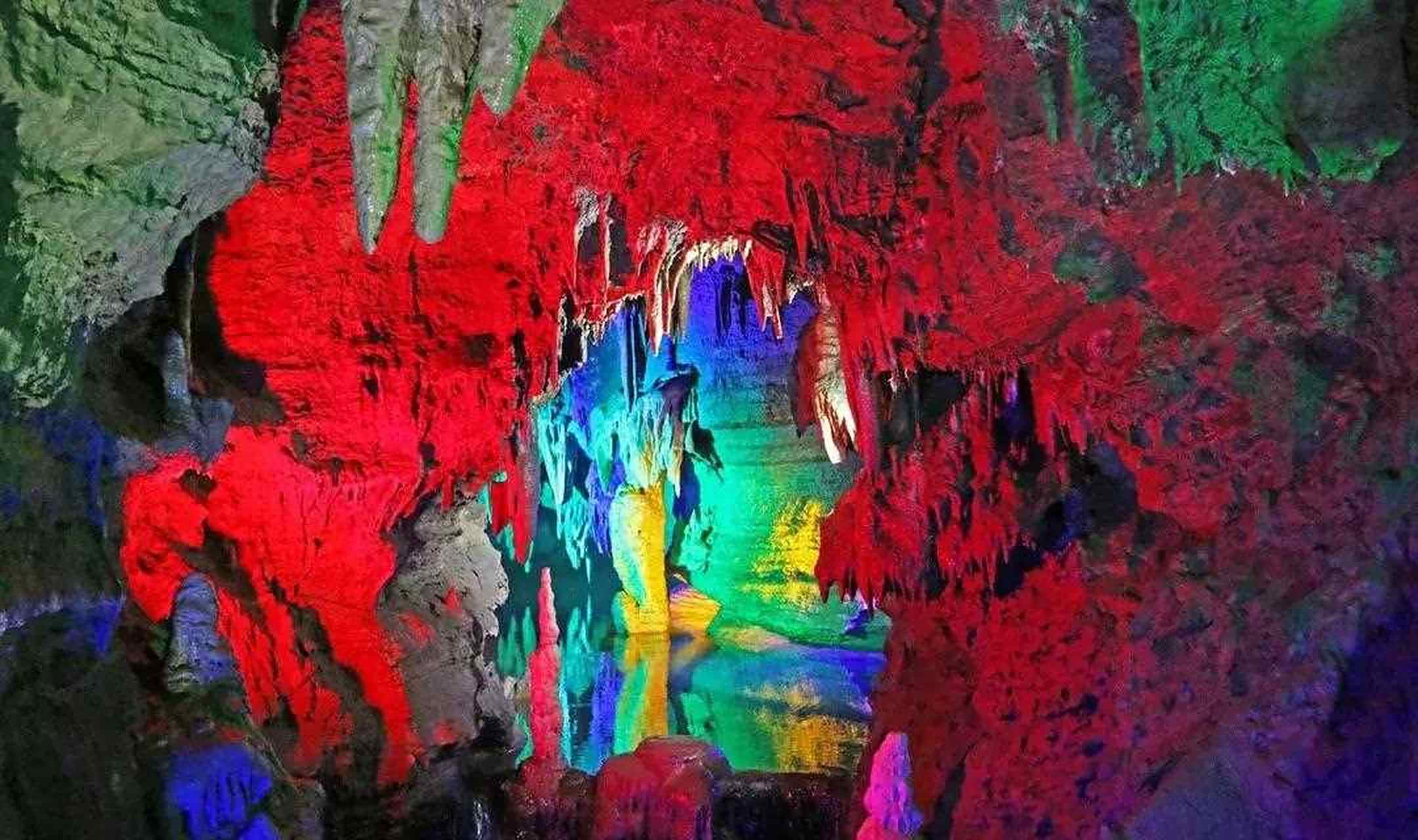 萤火虫水洞位于沂水县城南部19公里的时密山下,可与新西兰的奥克兰维