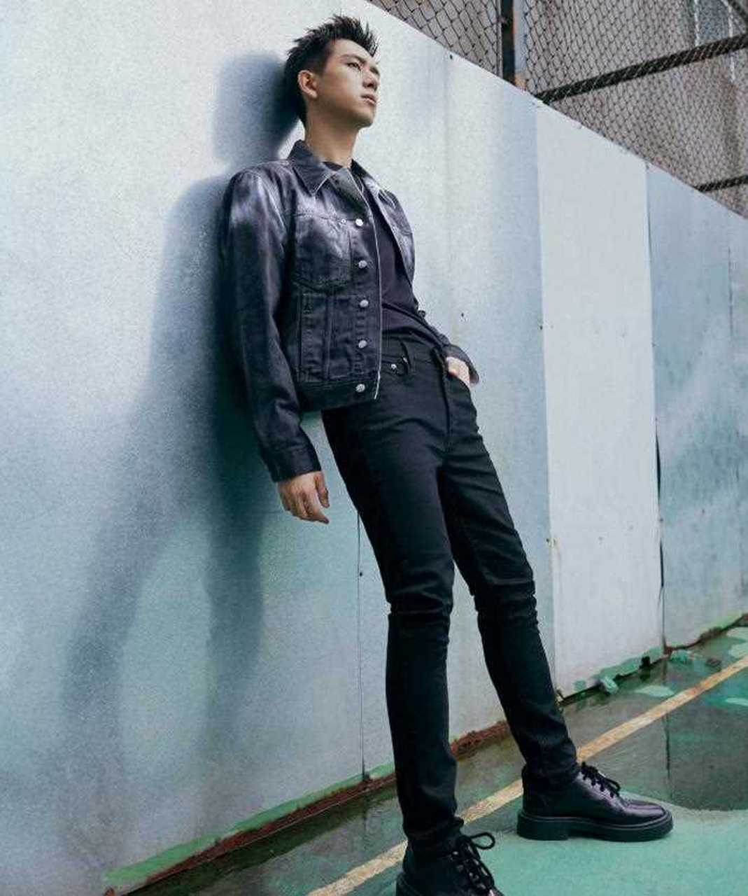 扎染牛仔夹克 紧身裤,精神小伙也很潮……  李现身穿扎染牛仔夹克内搭
