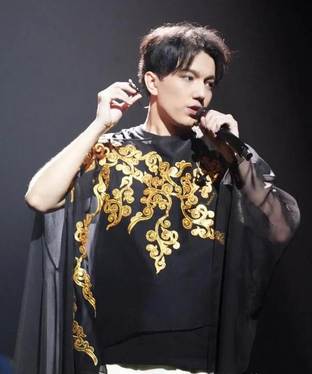 百家号星火计划# 成龙67岁生日,27岁的阿萨克斯坦歌手迪玛希在社交