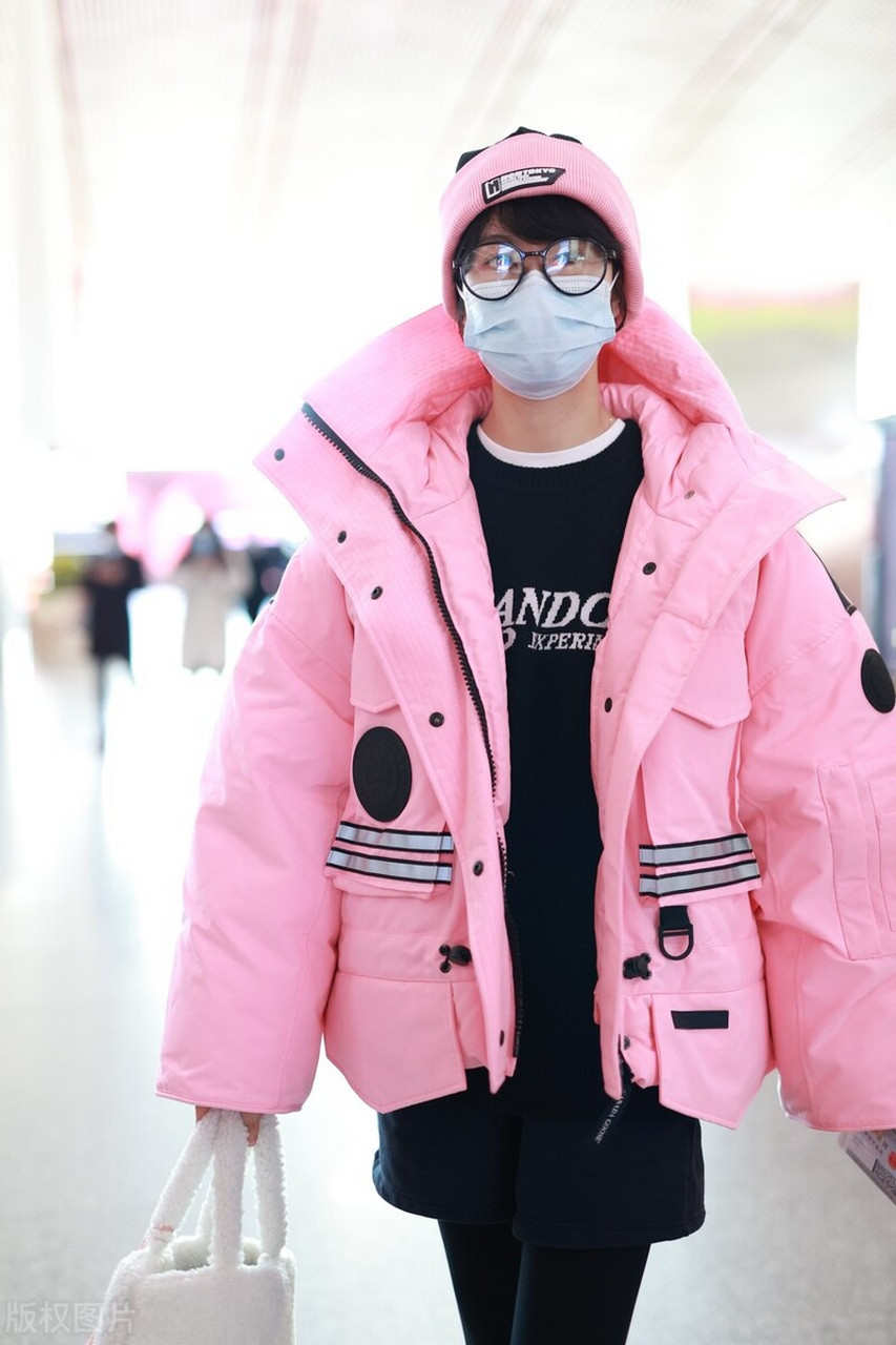 郁可唯机场街拍 粉色羽绒服 黑色短裤 发带甜美休闲
