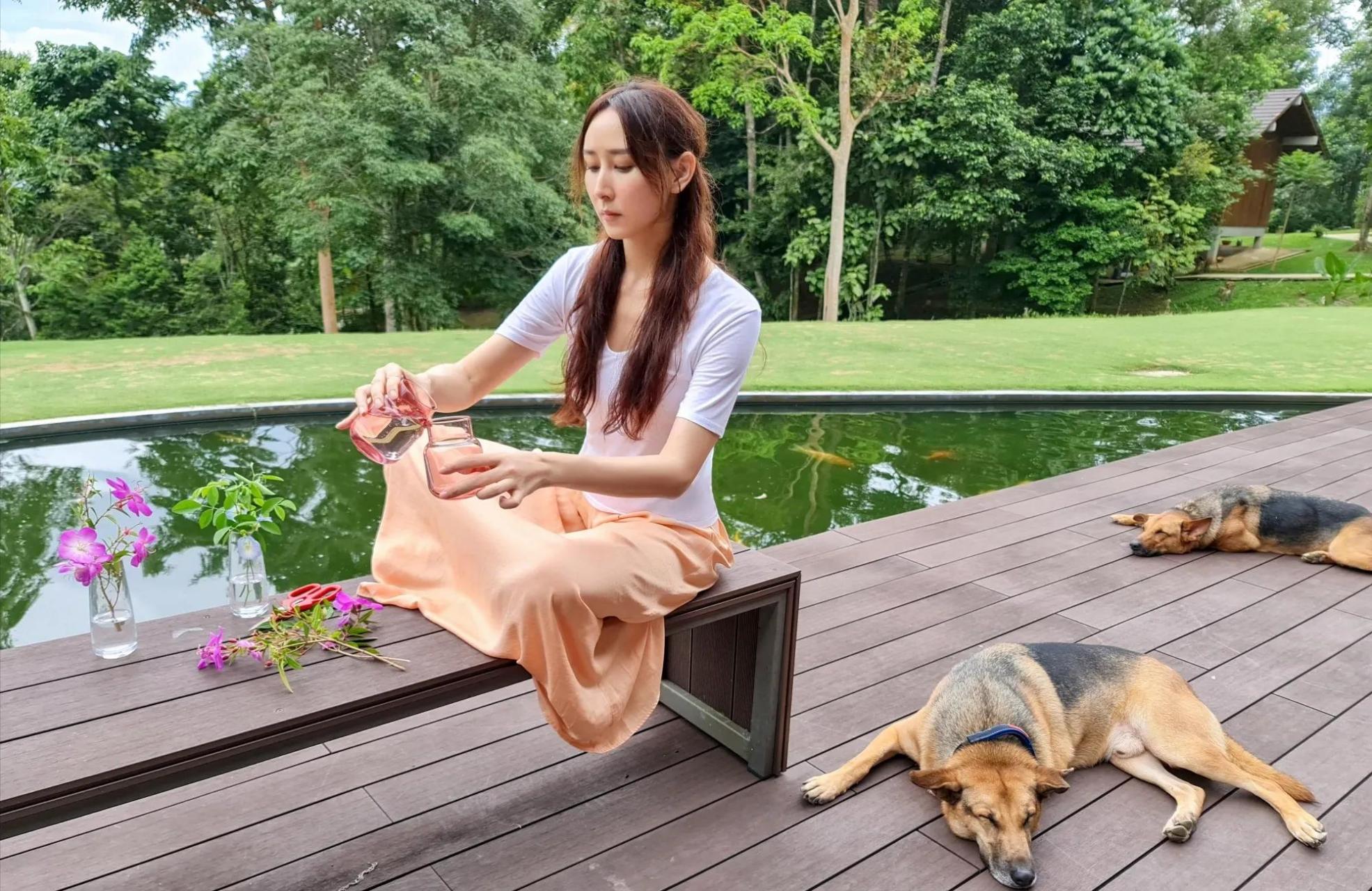 gif创作人 阔太胡静在马来西亚的豪宅中做瑜伽,跑步,遛狗,喝下午茶