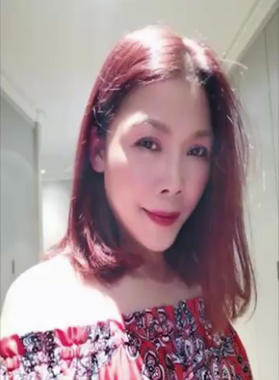 53岁天后田震近况,粉色泳衣大秀事业线,因病退圈如今气色如少女