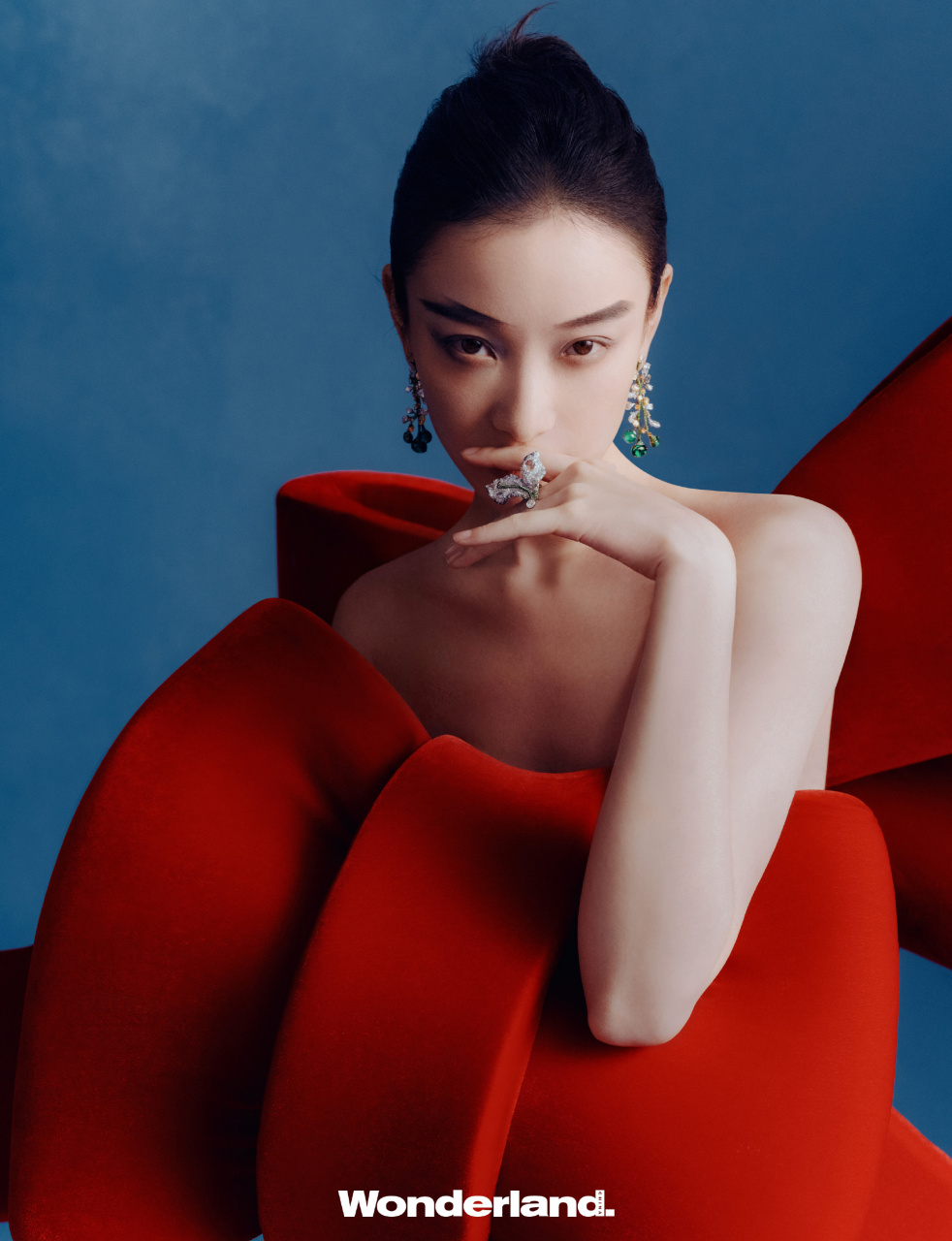 倪妮复古大片,蝴蝶结长裙搭配利落刀眉造型,宛如一朵婀娜的花苞,刚柔