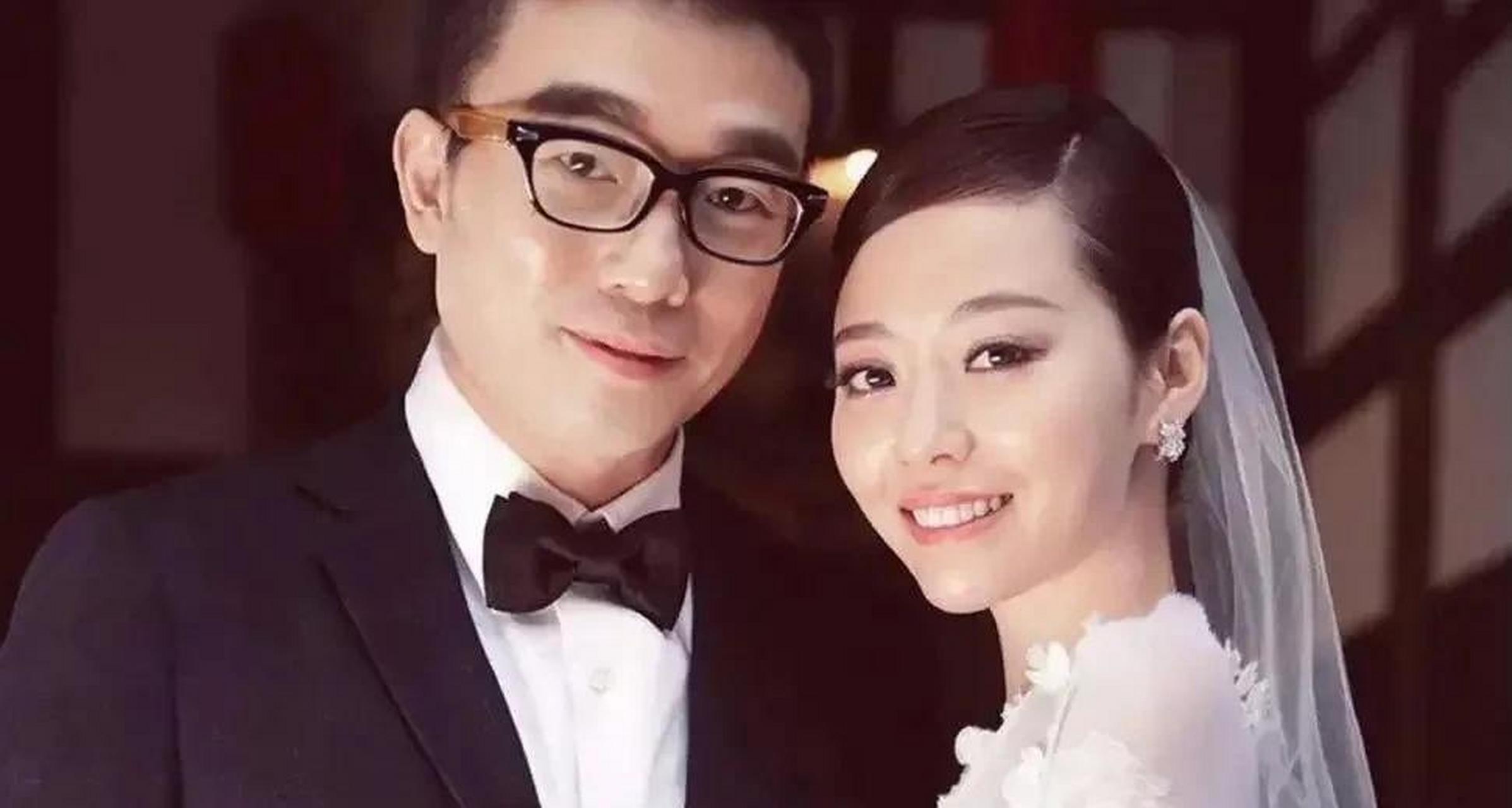 百家号星火计划# 网上曝出张靓颖与男友陈秋莳同好友深夜泡吧玩乐