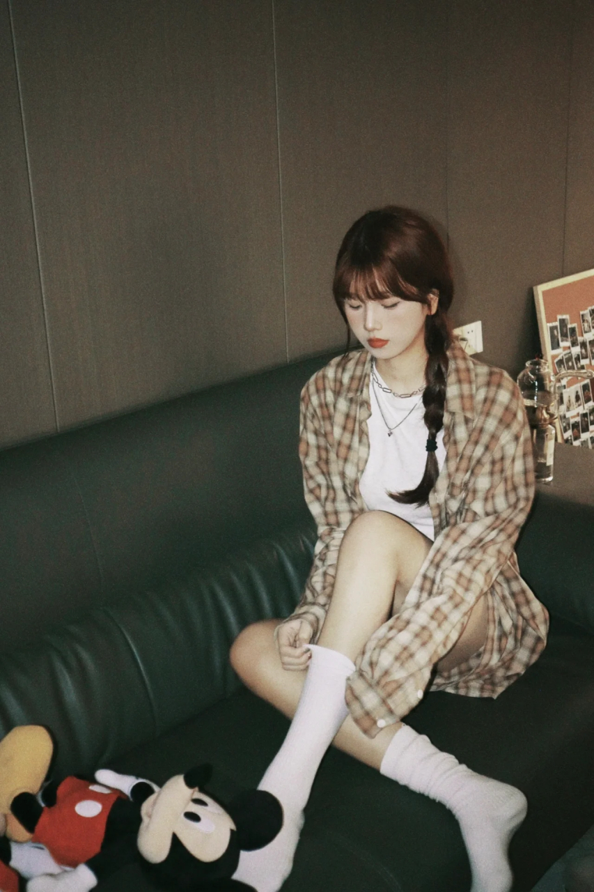 别担心,dazz里的dqs为你提供了一些超赞的沙发拍照姿势!