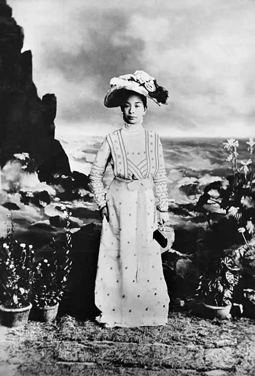 1906年,名媛陆英出嫁,嫁妆排满十条街,一姨娘摇着头说:"过头了,要薄命