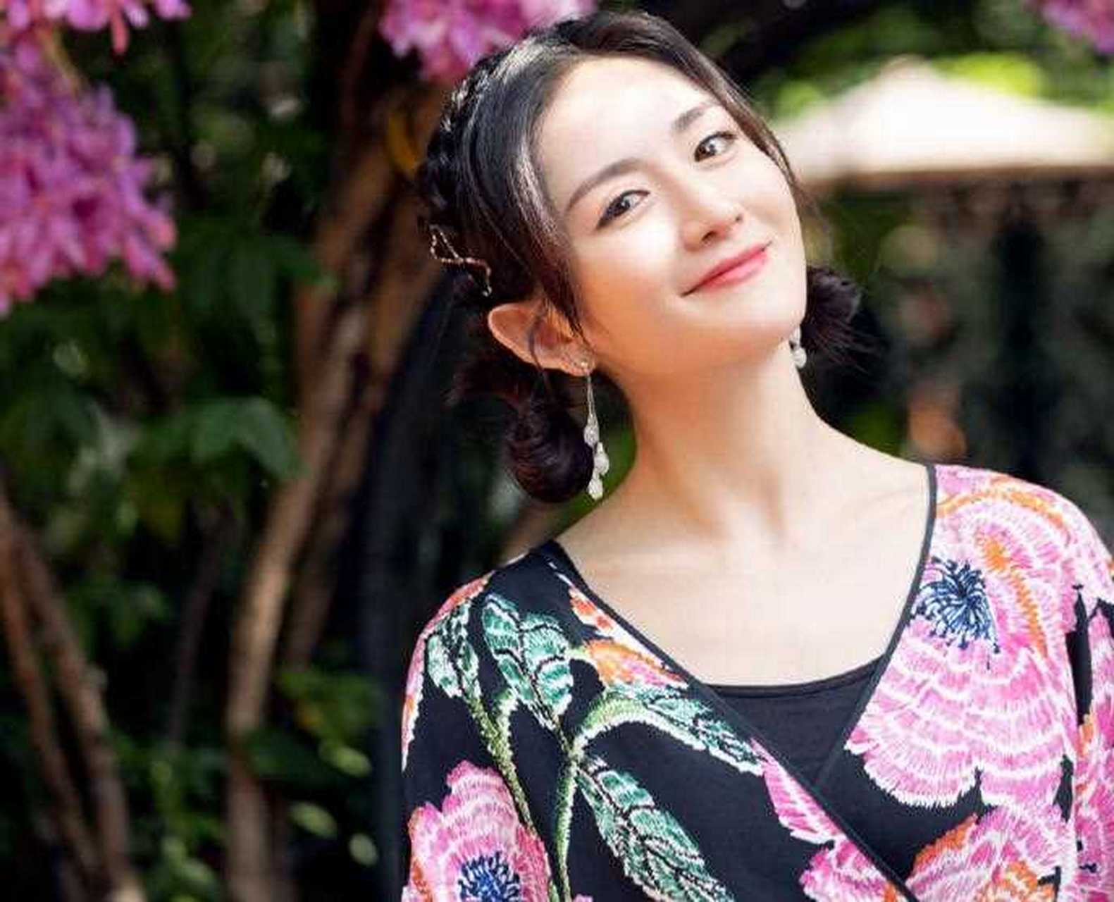 当38岁的谢娜换上双丸子头,少女感都要被重新定义,穿件花衣真美 新