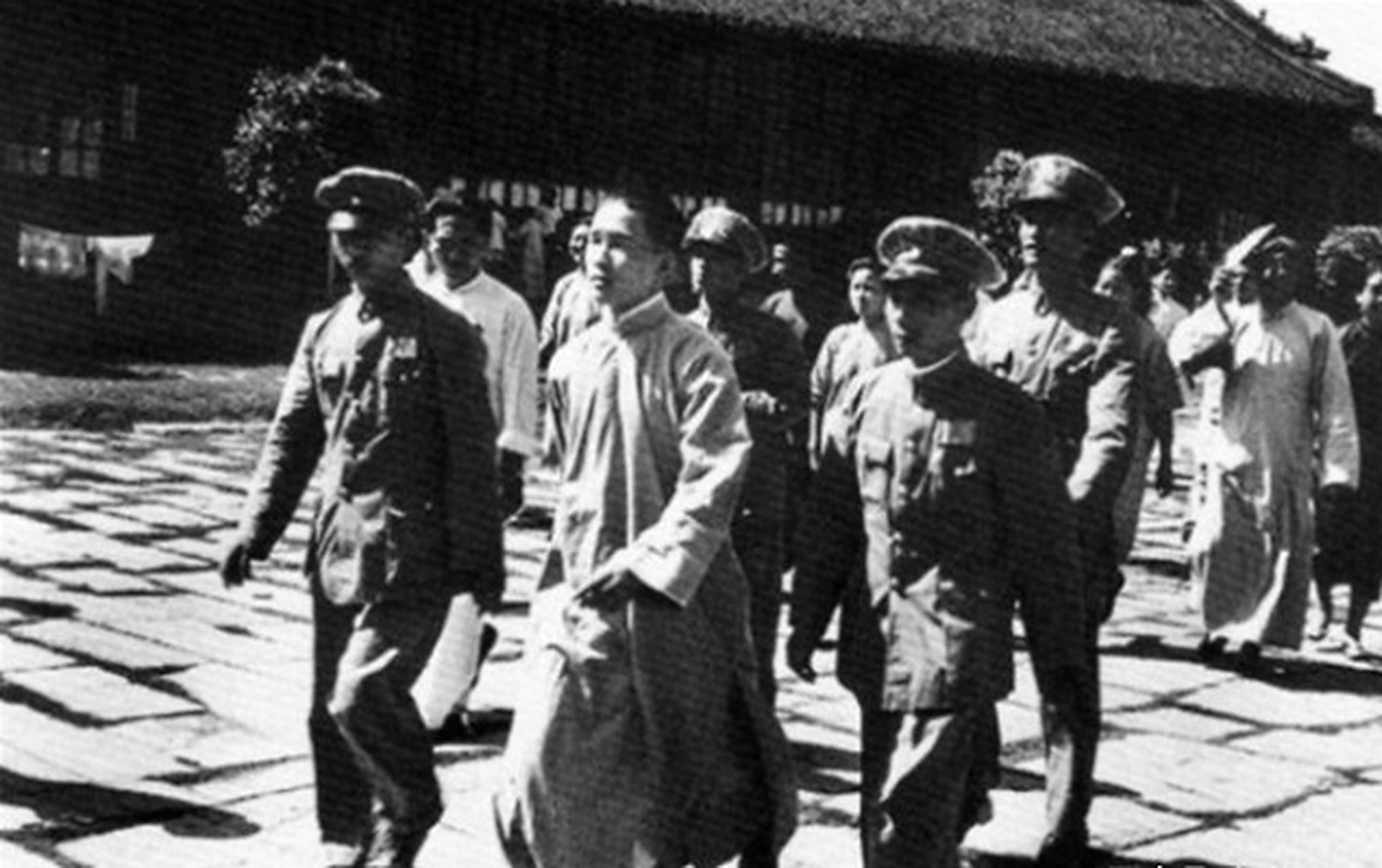 1946年,大汉奸汪精卫的儿子,汪文悌被逮捕,这一张照片是他出庭接受