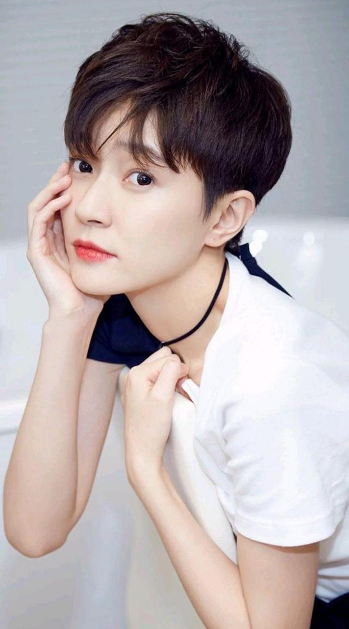 焦俊艳短发清纯,阳光不失性感演绎别样韵味