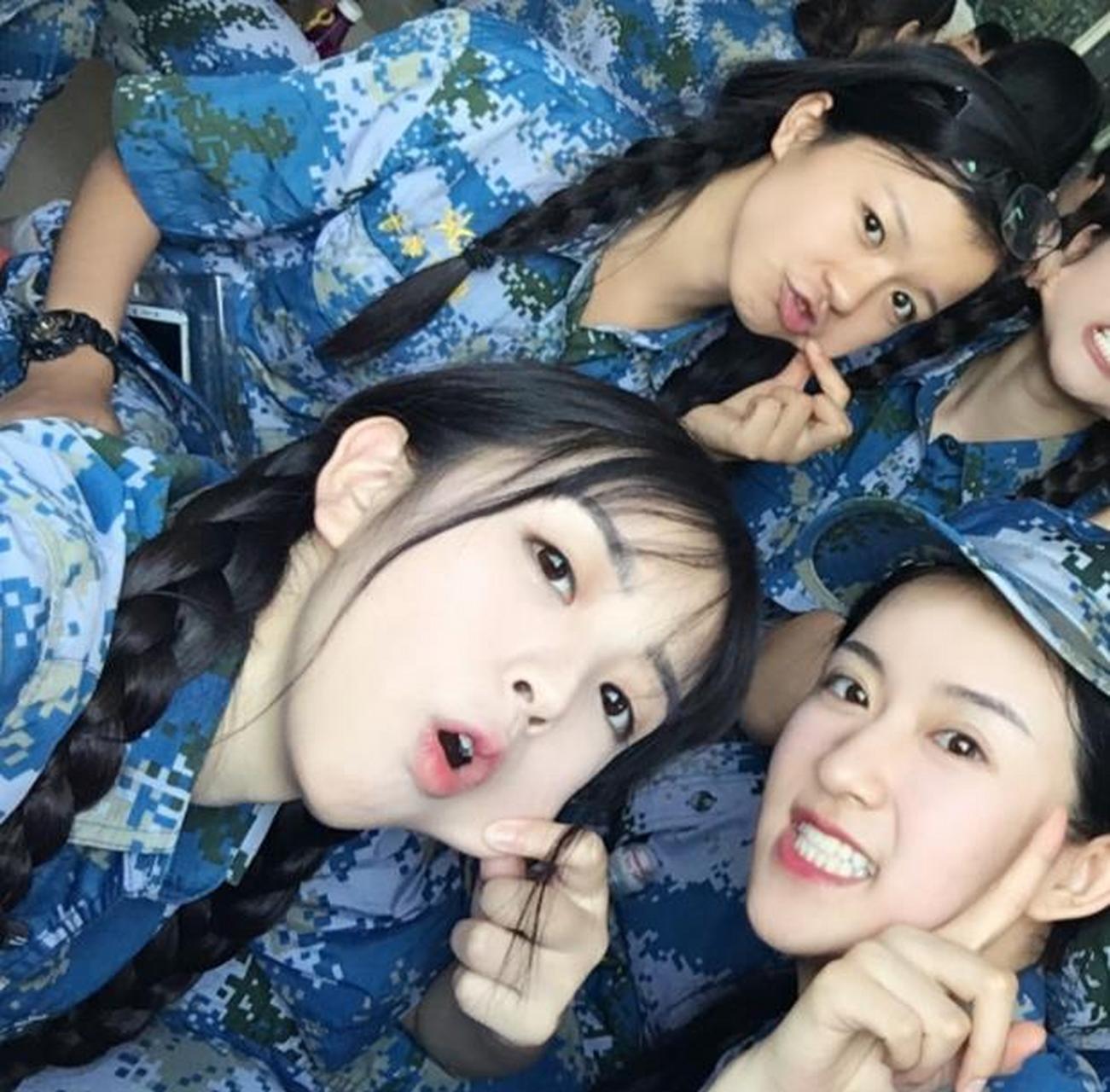 田曦薇大学军训照,感觉舍友的颜值更高.[笑哭]