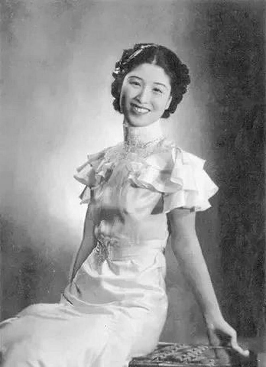 "  于是刽子手朝她的脑袋开了一枪,又开了三枪.