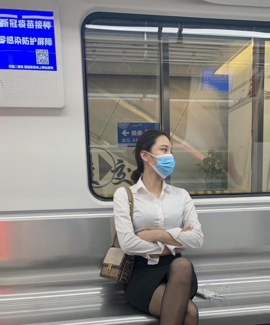 网友:地铁上遇到的气质美女,快到站了,我该怎么要联系方式,在线等挺急