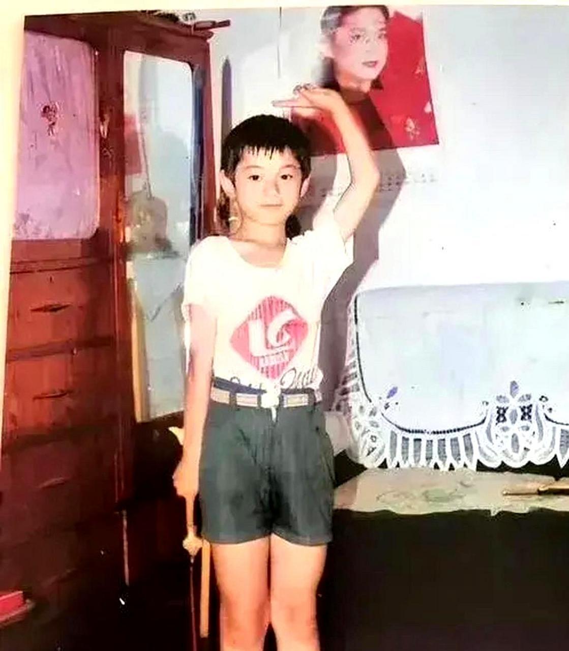 这个照片中的瘦小男孩,谁也没想到他会成为一位大明星!