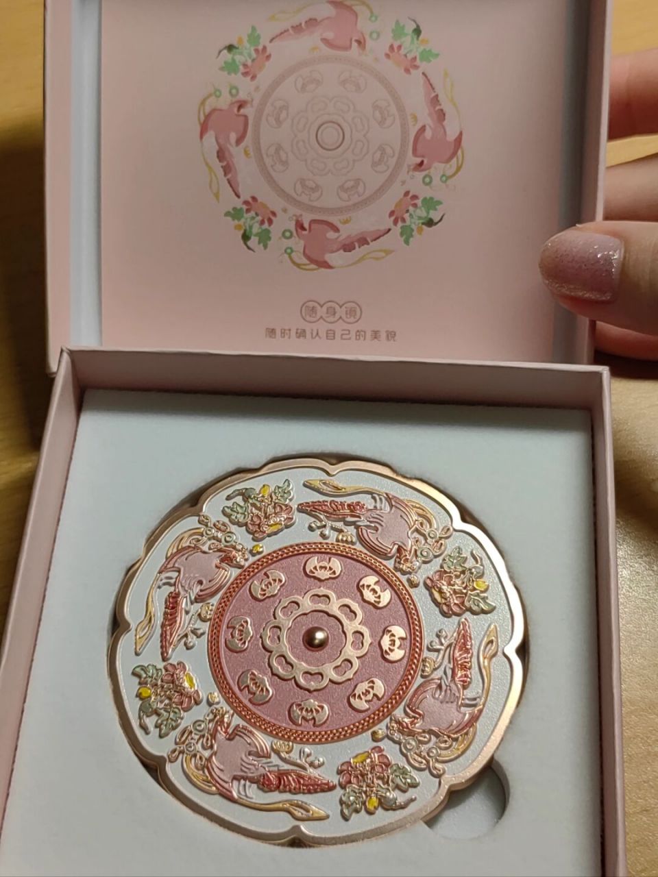 金银平脱工艺的朱颜镜:瑰丽多彩  据说上周天才新出了一款文创,我第一