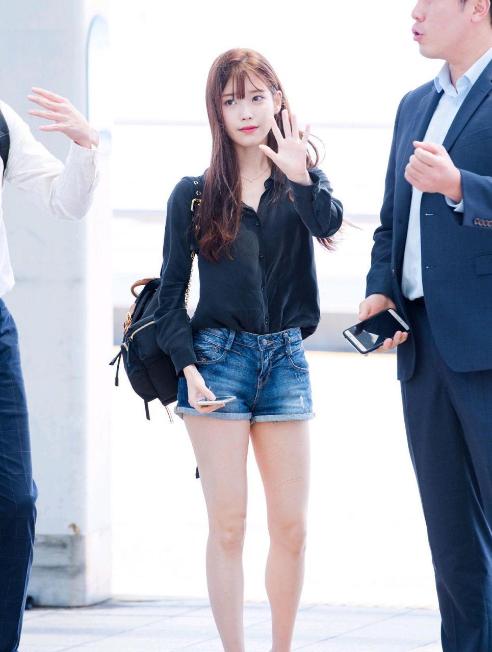 27岁李知恩好甜美,身穿黑色衬衫配蓝色牛仔热裤,轻松秀出好身材