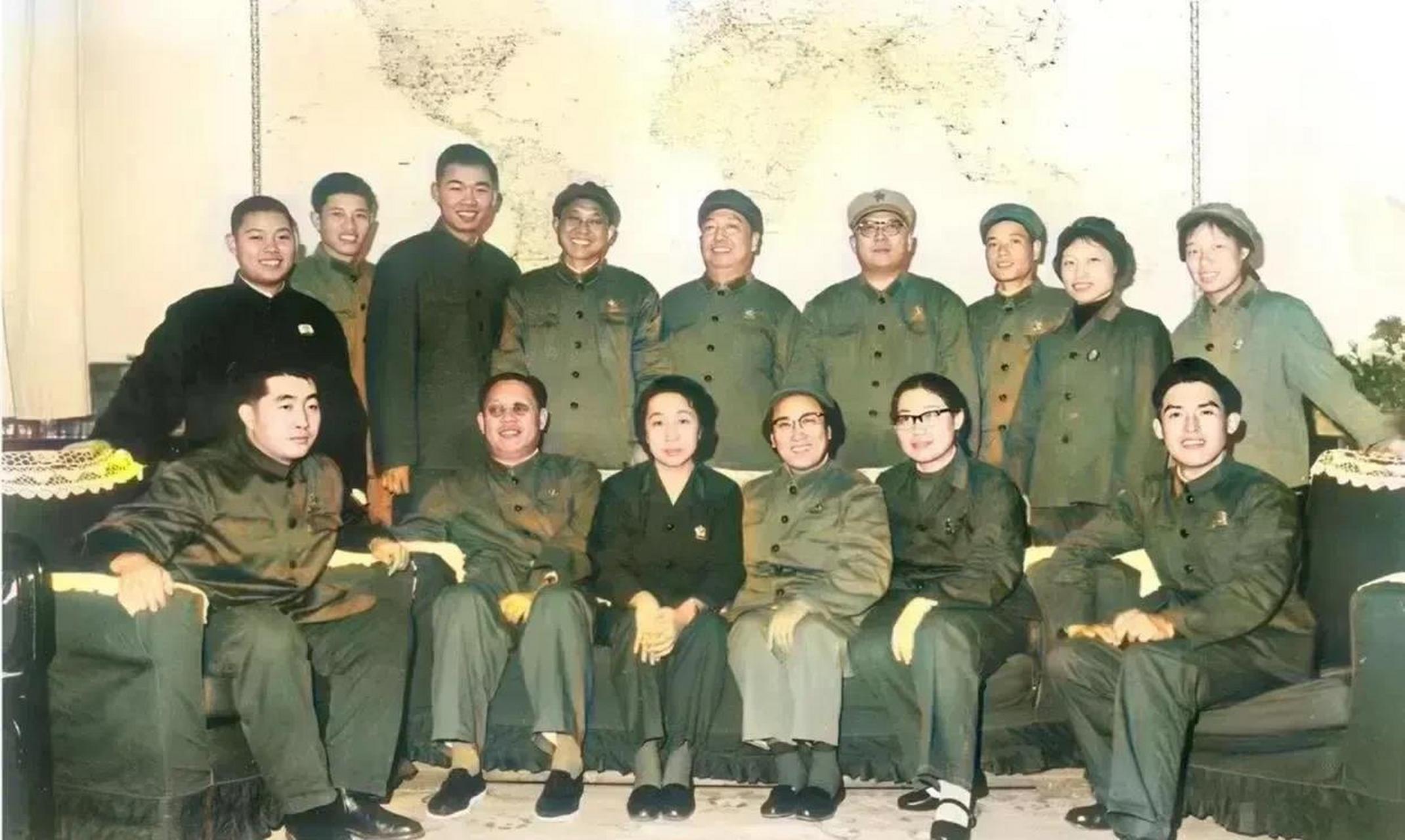 这是1971年春节林立果,叶群到李作鹏家中拜年,与其家人的合影照.